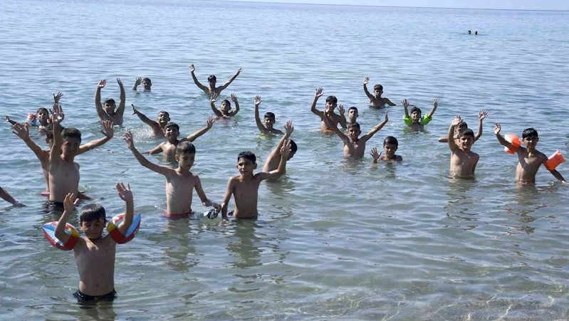 Nusaybinli çocuklar Kuşadası’nda ilk kez denizle buluştu
