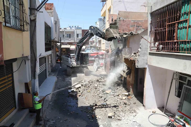 Akdeniz’de metruk yapılar tek tek yıkılıyor
