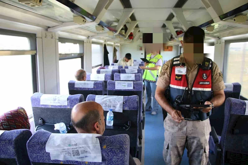 Jandarma ekiplerinden Doğu Ekspresinde asayiş uygulaması
