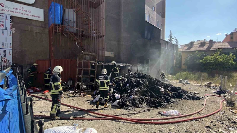 Atık tekstil malzemeleri alev alev yandı

