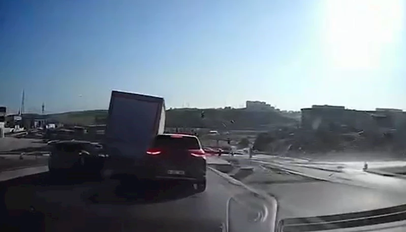 Başakşehir’de 10 aracın karıştığı zincirleme kaza kamerada
