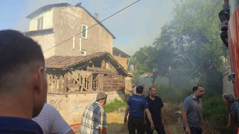Vezirköprü’de ahşap evde yangın
