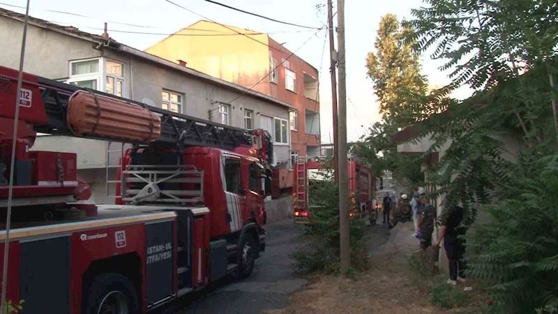 Ümraniye’de 3 katlı binanın çatısında korkutan yangın
