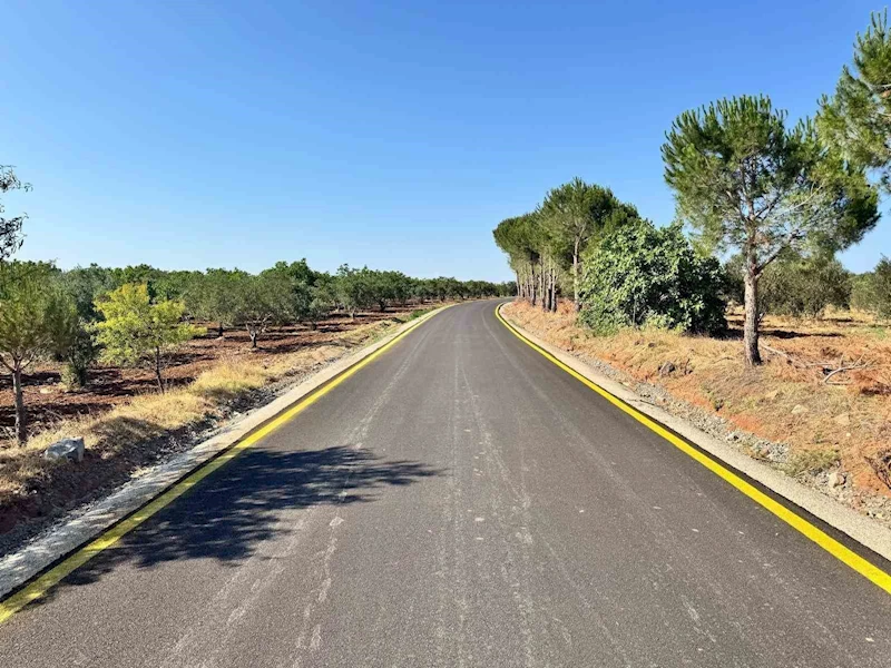Çanakkale’de köy yollarında sıcak asfalt dökme çalışmaları hız kesmeden devam ediyor
