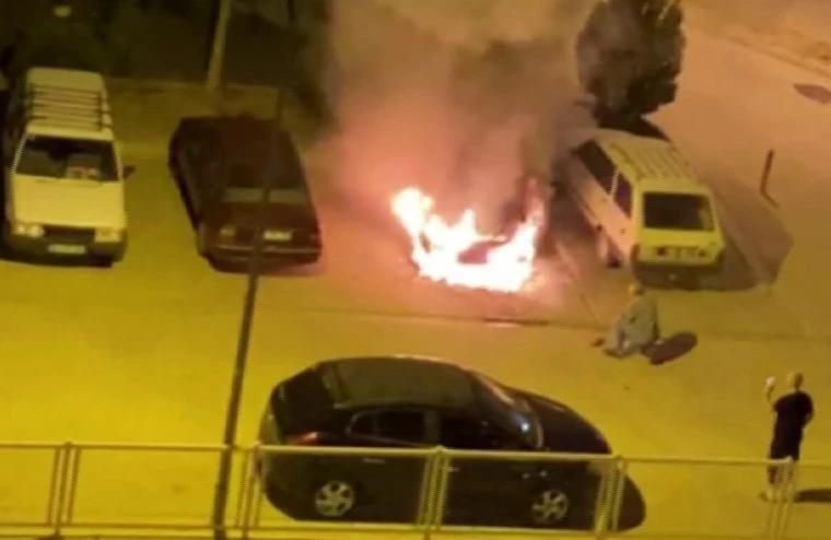 Karaman’da park halindeki otomobil alev alev yandı

