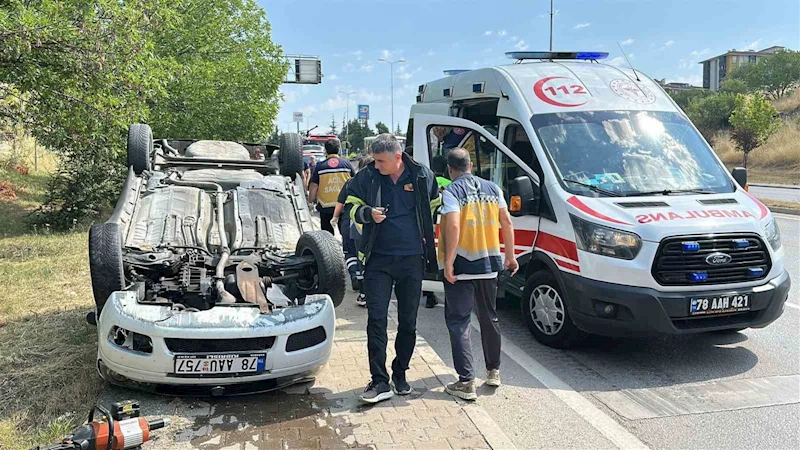 Kaputu açılan otomobile çarptı: Ters dönen aracın sürücüsü yaralandı
