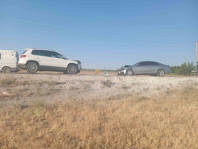 Otomobiller çarpıştı, 1 çocuk öldü, 6 kişi yaralandı
