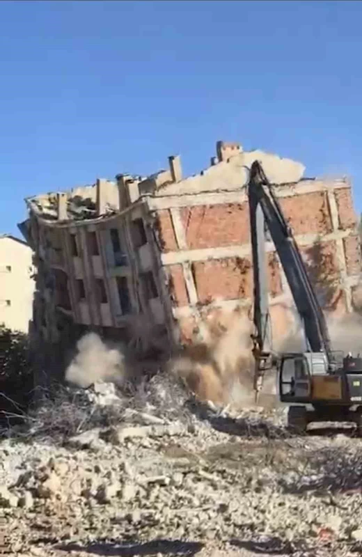 Elazığ’da ağır hasarlı binaların yıkımları sürüyor: Tek dokunuş ile yıkıldı

