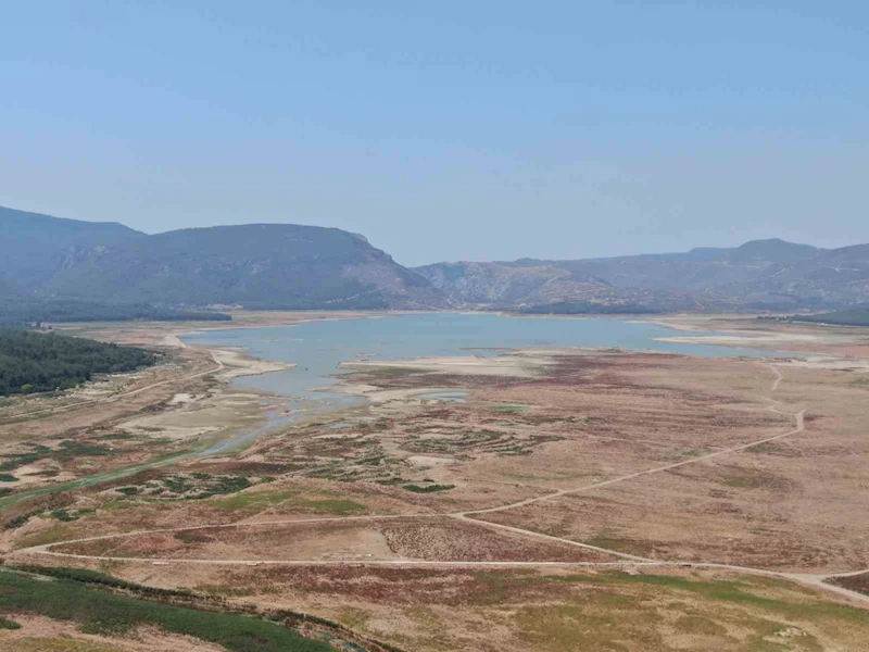 Tahtalı Barajı’nda ürküten manzara; su çekildi geriye balçık kaldı
