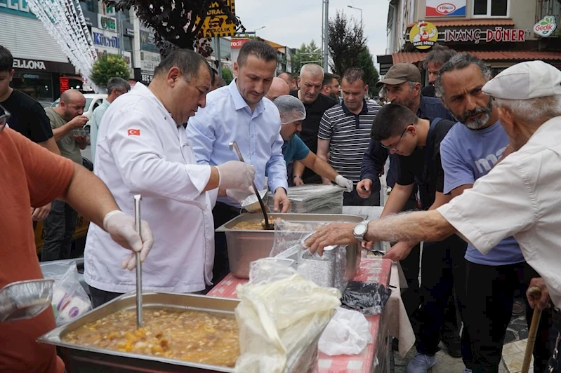 Aşure dağıtımıyla gönüller ısındı
