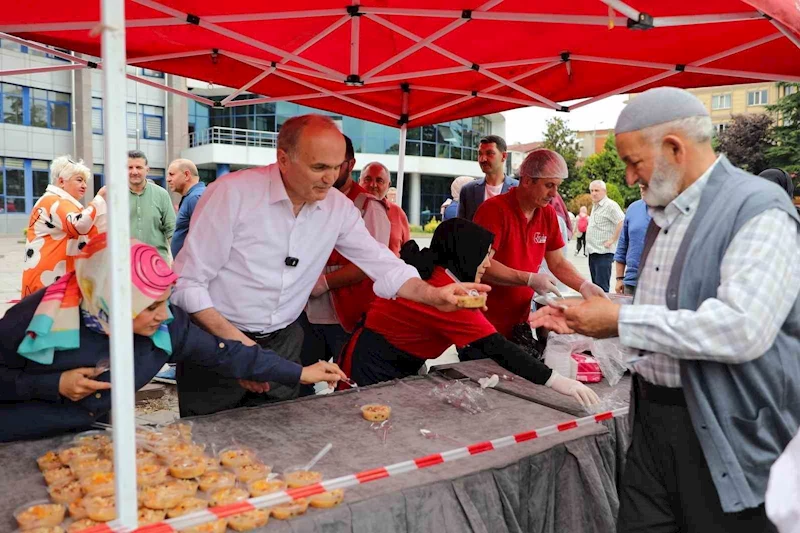Aşurenin bereketi paylaşıldı
