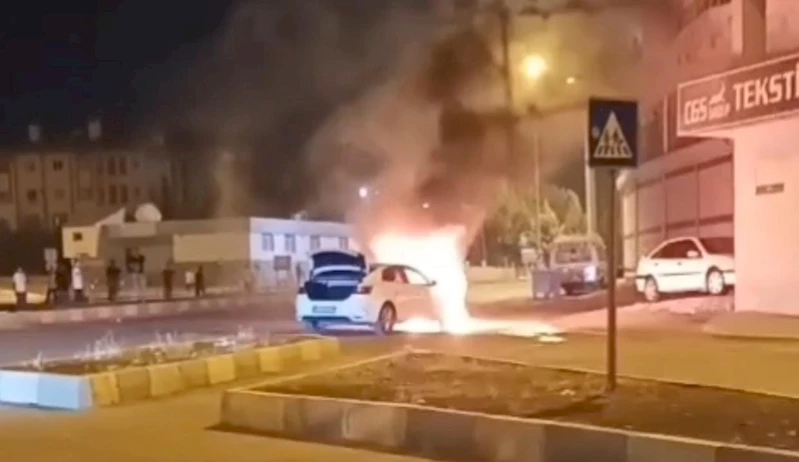 Şanlıurfa’da ilginç olay, 1 otomobil yandı, 3 tanesi ise kaza yaptı
