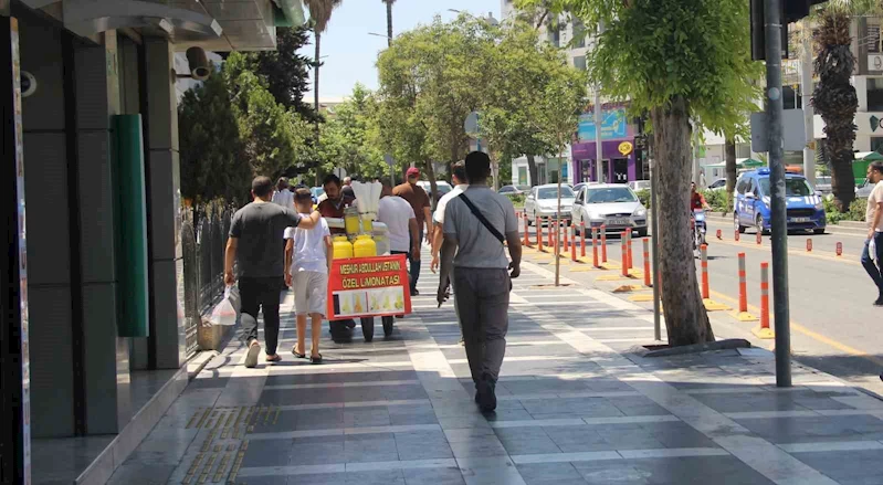 Şanlıurfa’da vatandaşlar terör örgütü PKK’nın silah bırakmasını sevinçle karşıladı
