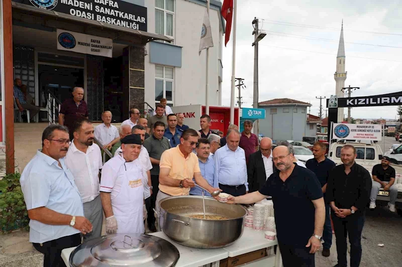 Bafra Madeni Sanatkarlar Odası 2 bin kişiye aşure dağıttı
