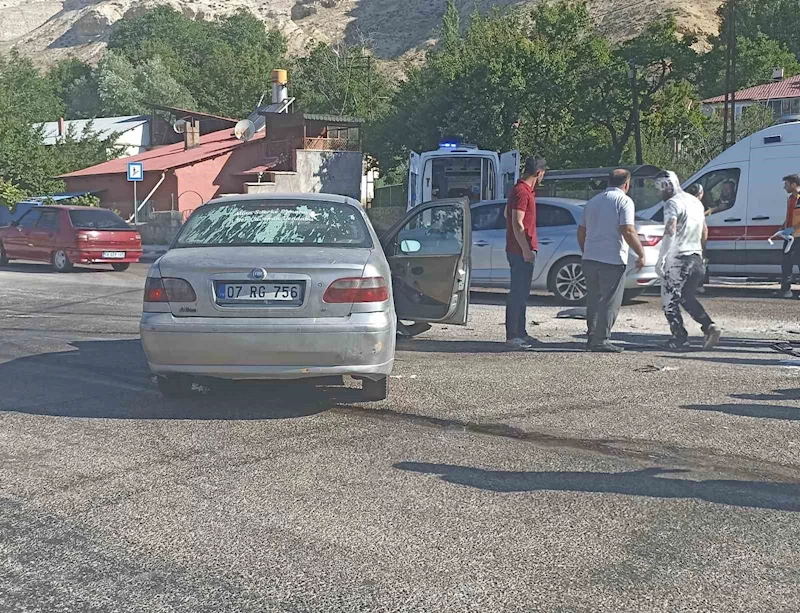 Sivas’ta otomobiller çarpıştı: 1’i ağır 4 yaralı
