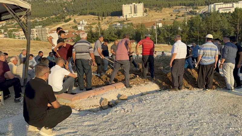 Lunapark çıkışı aracın çarpması sonucu hayatını kaybeden baba-oğul toprağa verildi

