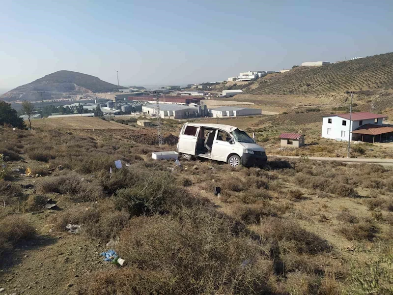 Hatay’da şarampole devrilen minibüsün sürücüsü yaralandı
