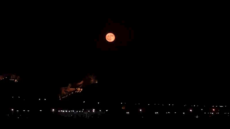 Van Kalesi dolunayda manzarası ile hayran bıraktı
