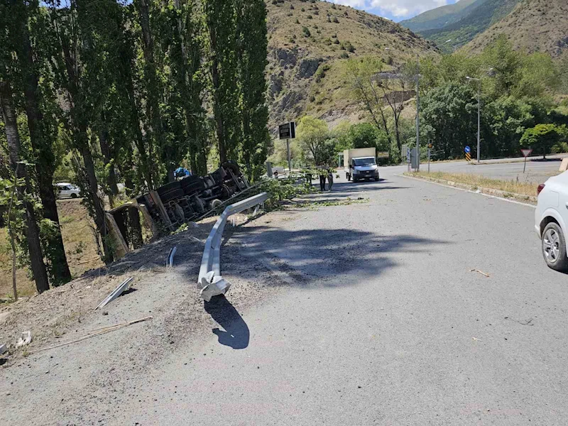 Freni boşalan kamyon uçuruma yuvarlandı: 1 ölü
