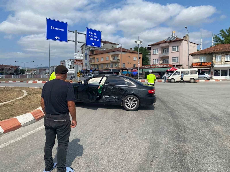 Otomobil ile kamyonet çarpıştı
