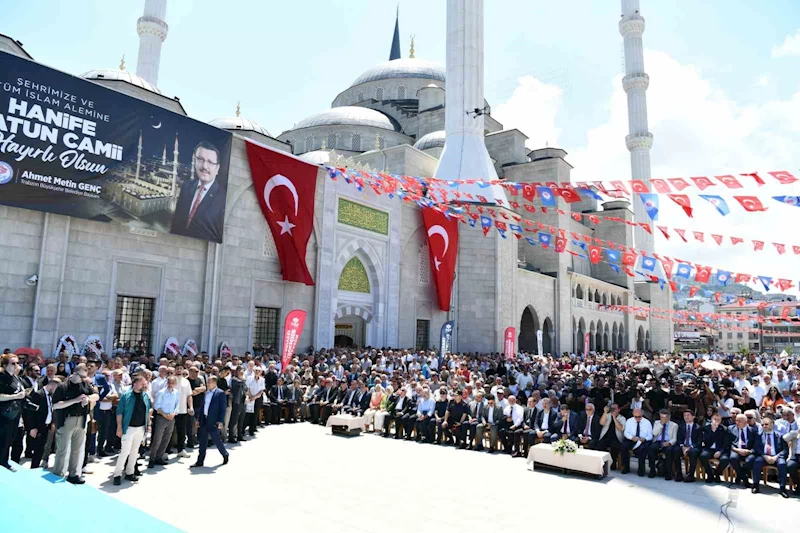 Doğu Karadeniz’in en büyük camisi Hanife Hatun Camii ibadete açıldı
