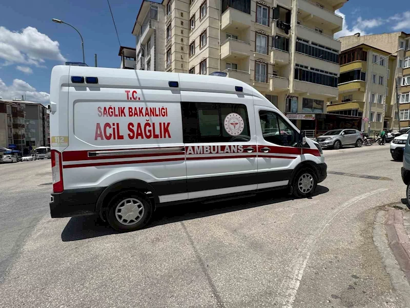 Park halindeki kamyonete çarpan otomobil sürücüsü yaralandı

