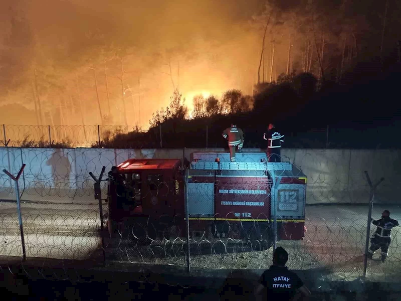 Suriye sınırında alevlerle mücadele gece de devam ediyor
