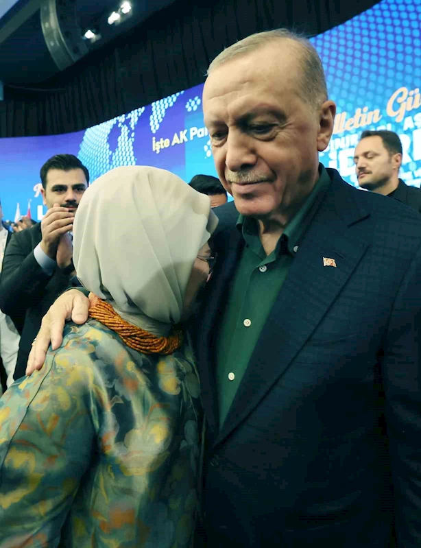Emine Erdoğan, Cumhurbaşkanı Erdoğan’ın konuşması sırasında duygulandı
