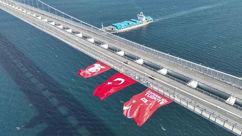 1915 Çanakkale Köprüsüne dev Türk bayrağı asıldı
