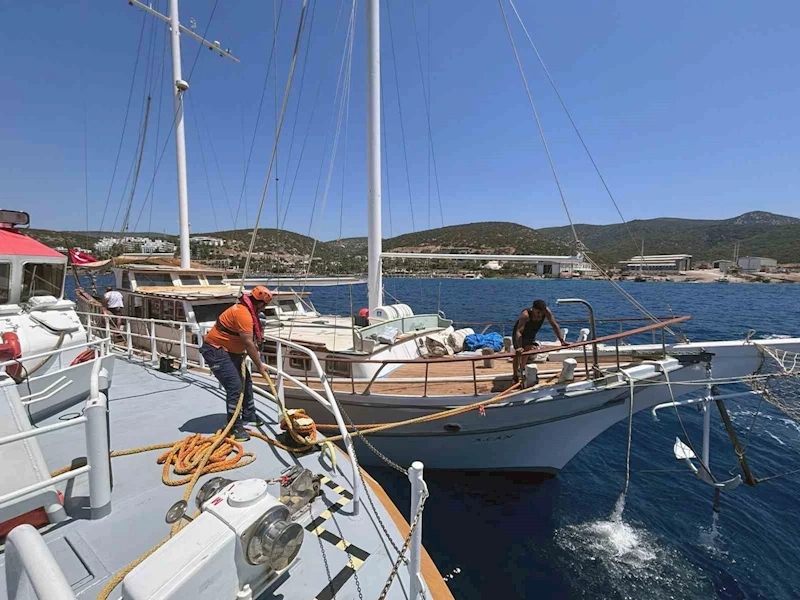 Bodrum’da içinde 6 kişi bulunan ve su alan tekne kurtarıldı
