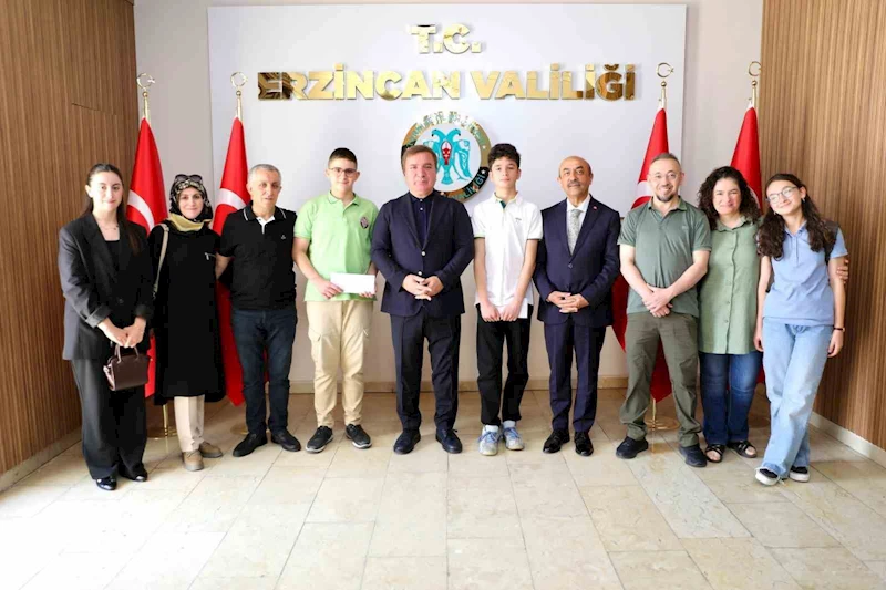 LGS’de 500 tam puan alan öğrenci ve aileleri Vali Aydoğdu’yu ziyaret etti
