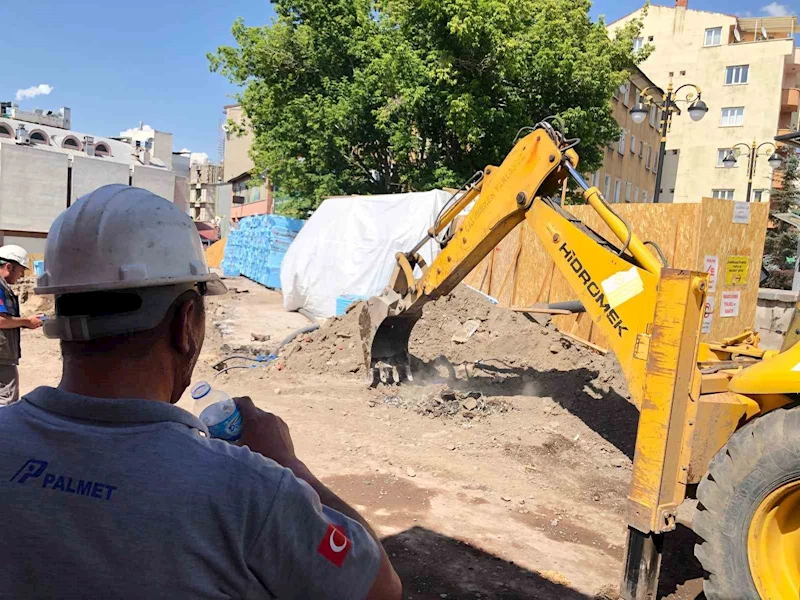 Doğalgaz borusu delindi, vatandaşlar büyük korku yaşadı
