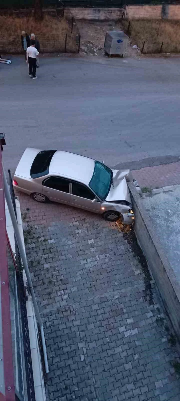 Duvara çarpan otomobilin sürücüsü yaralandı
