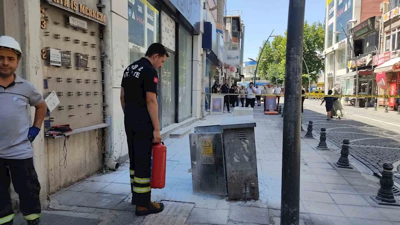 Lüleburgaz’da kaldırımdaki elektrik panosunda yangın
