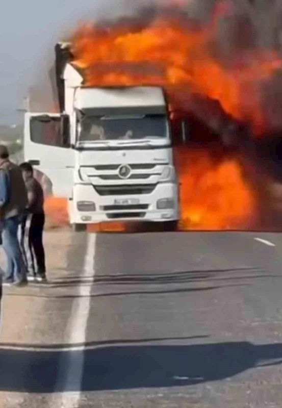 Şanlıurfa’da alev alan tır kullanılamaz hale geldi
