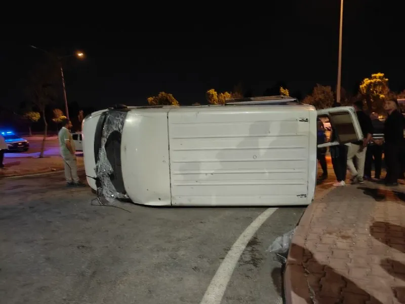 Otomobil ile çarpışan minibüs yan yattı: 9 yaralı