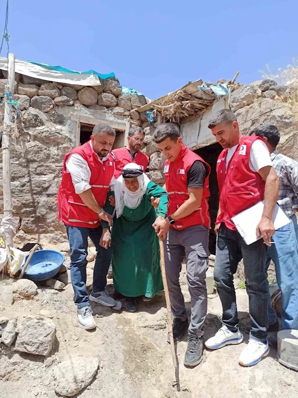 Patnos’ta 90 yaşındaki kadına Kızılay kucak açtı

