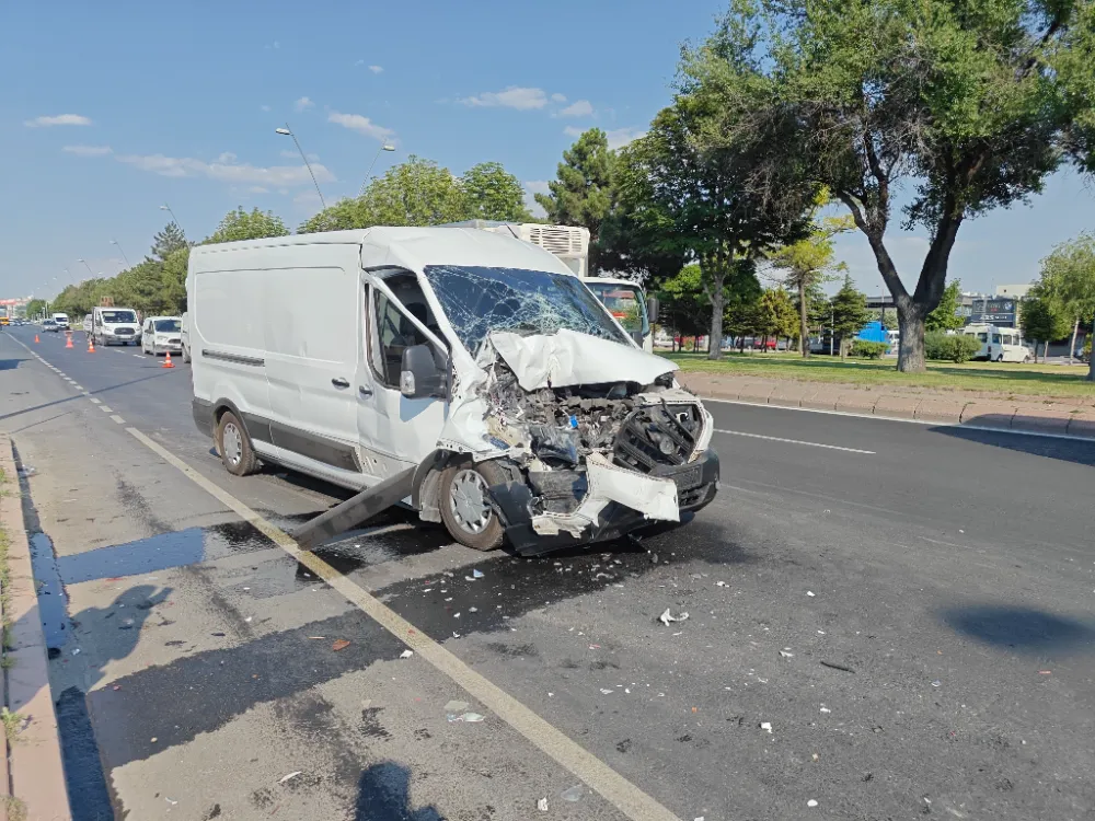 Minibüs kamyona arkadan çarptı: 1 yaralı