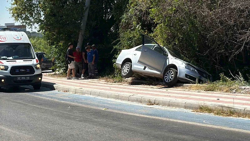 Kaldırıma çıkıp asılı kalan otomobildekiler kazayı burnu bile kanamadan atlattı

