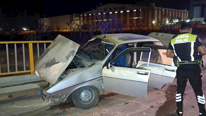 Karaman’da kontrolden çıkan otomobil bariyerlere saplandı
