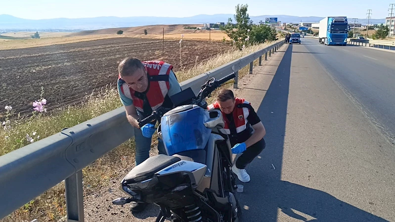 Bariyerlere çarpıp 30 metre sürüklenen motosikletin sürücüsü yaşamını yitirdi
