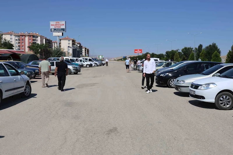 Elazığ ikinci el oto pazarında araç çok, alıcı yok
