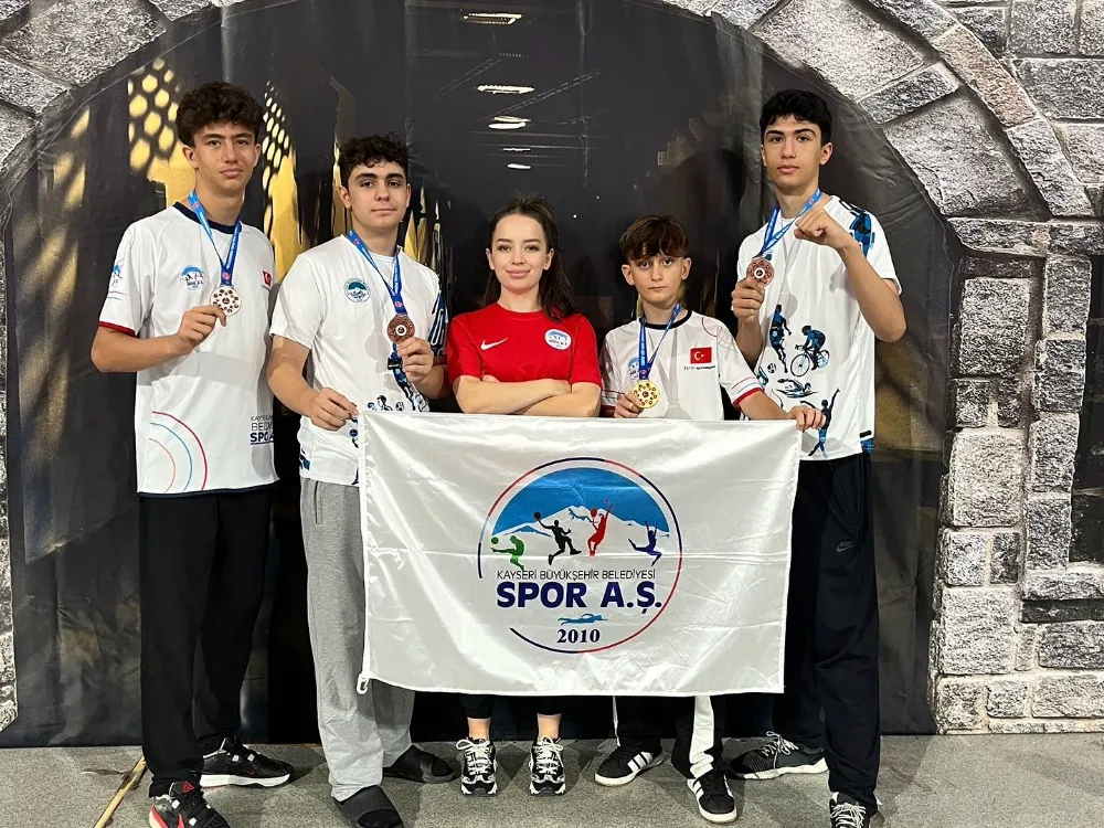 Kayserili minik Kick Boks sporcuları 4 madalya ile döndü