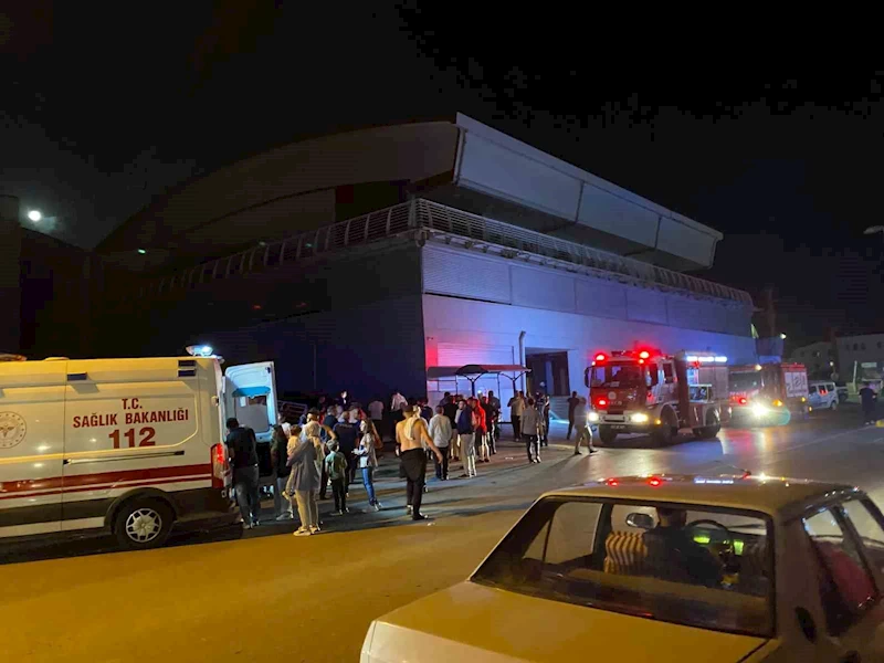 Düğün salonunda korkutan yangın: 2’si çocuk 4 kişi dumandan etkilendi
