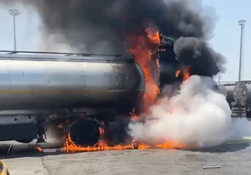 Habur’da akaryakıt yüklü tanker alev alev yandı
