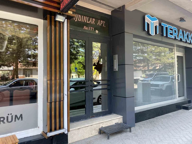 Apartman kapısının camını taş fırlatarak kırdılar
