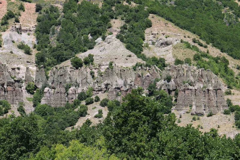 Görüntüsü peri bacalarını andırıyor, efsanesi dilden dile dolaşıyor
