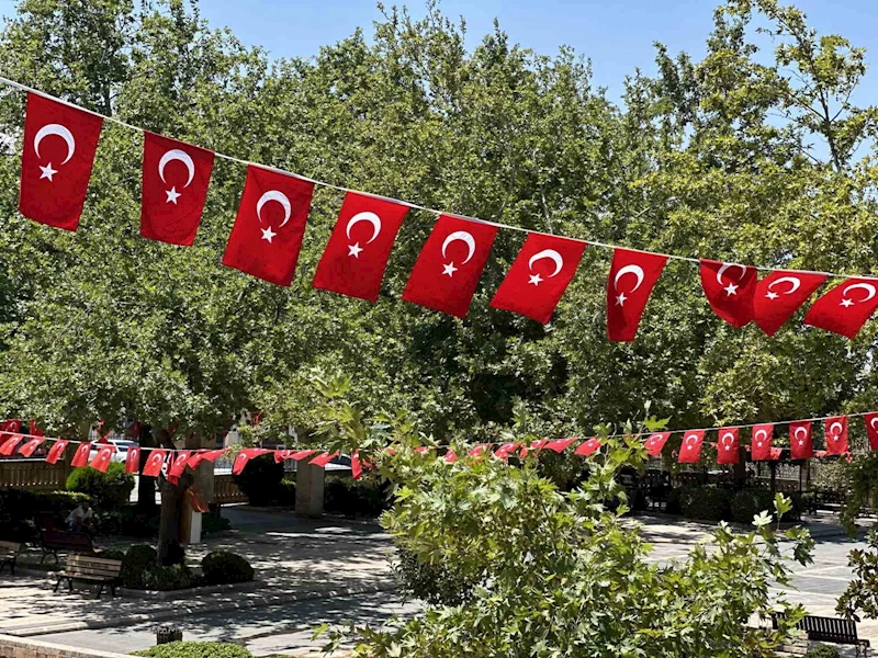 Siverek ay yıldızlı bayraklarla donatıldı
