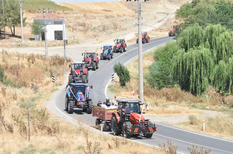 Gelin arabası traktör oldu: Konvoya 50 traktör katıldı
