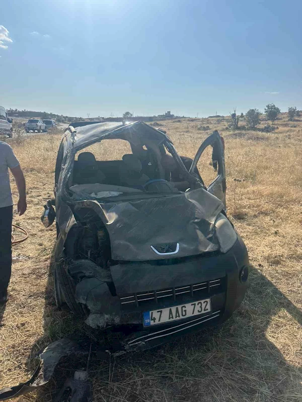 Mardin’de hafif ticari araç takla attı: 4 yaralı
